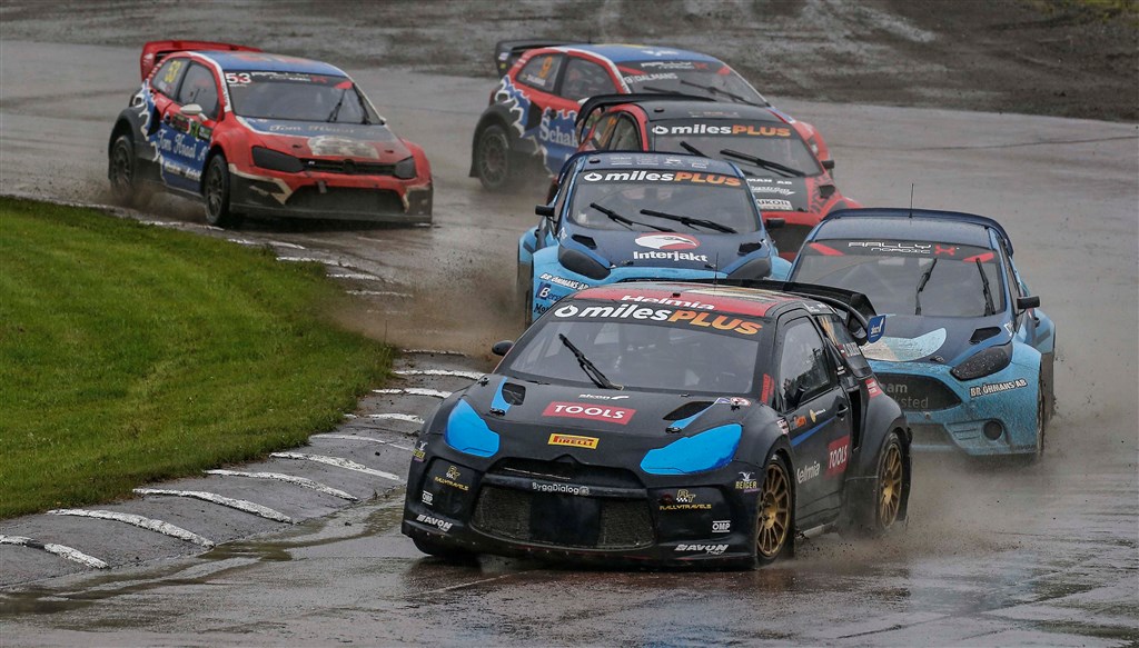 Allerede i sit rookie-år scorer den norske/svenske gut: Oliver Solberg imponerende resultater i RallyX Nordic
(Foto: Tony Welam / STCC)